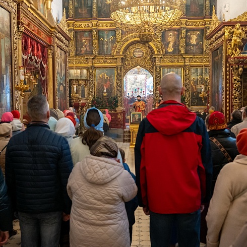 В Фомину Неделю митрополит Матфей совершил Литургию в Свято-Троицком кафедральном соборе