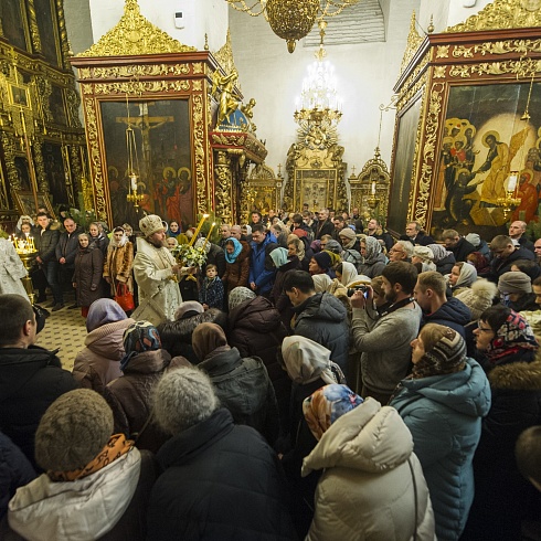 В ночь с 6 на 7 января 2020 года, в праздник Рождества Христова, митрополит Псковский и Порховский Тихон совершил Божественную Литургию в Свято-Троицком кафедральном соборе города Пскова
