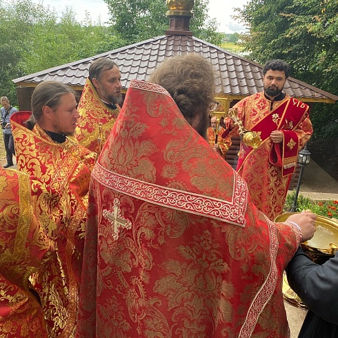 Престольный праздник молитвенно отметили на подворье Свято-Троицкого кафедрального собора, что на территории бывшего Свято-Пантелеимонова монастыря