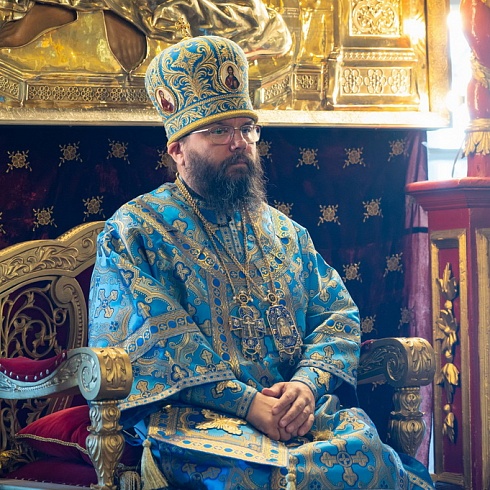 В Неделю 13-ю по Пятидесятнице митрополит Матфей совершил Божественную Литургию в Свято-Троицком кафедральном соборе