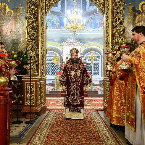 В праздник Светлого Христова Воскресения митрополит Матфей совершил Пасхальное богослужение в Троицком соборе города Пскова