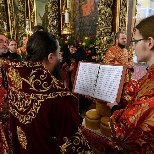 В праздник Светлого Христова Воскресения митрополит Матфей совершил Пасхальное богослужение в Троицком соборе города Пскова