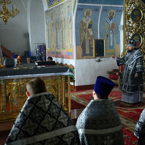 Литургию Преждеосвященных Даров совершил митрополит Псковский и Порховский Арсений в Свято-Троицком кафедральном соборе города Пскова