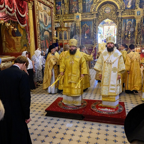 В день празднования памяти Всех святых митрополит Арсений совершил Божественную Литургию в Свято-Троицком кафедральном соборе