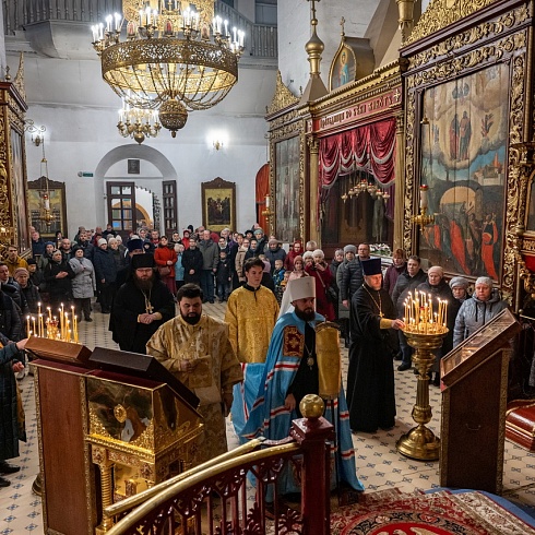 Митрополит Арсений совершил Божественную Литургию в Свято-Троицком кафедральном соборе в Прощеное воскресение