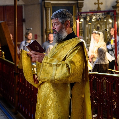 В день празднования памяти Всех святых митрополит Арсений совершил Божественную Литургию в Свято-Троицком кафедральном соборе
