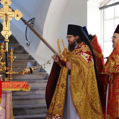 На прихрамовой территории Троицкого собора состоялось Богослужение в день перенесения мощей святителя и чудотворца Николая из Мир Ликийских в Бари 