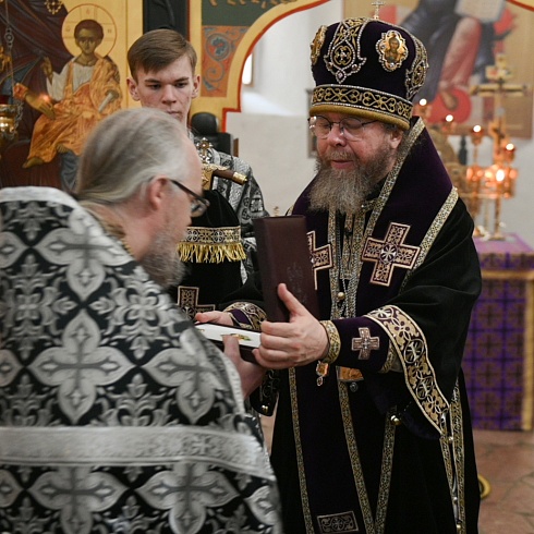 Митрополит Тихон совершил литургию Преждеосвященных Даров в храме святителя Николая со Усохи