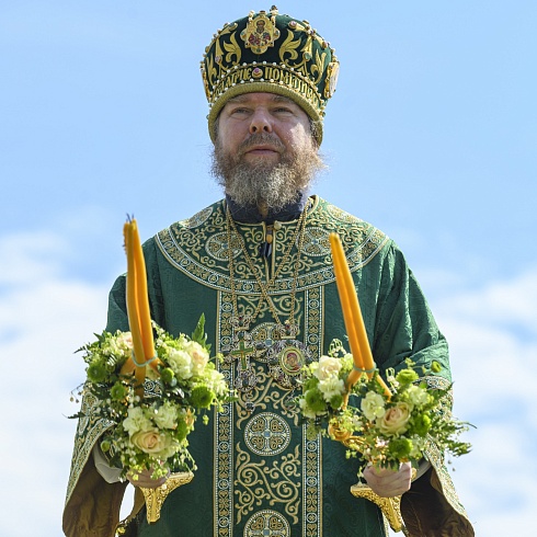 В праздник Святой Троицы митрополит Псковский и Порховский Тихон совершил Божественную литургию на месте Софийского собора Довмонтова города Псковского кремля. ФОТО. ВИДЕО