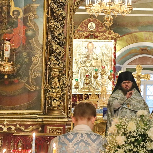 16 февраля, в воскресенье, Божественную литургию в Свято-Троицком кафедральном соборе г. Пскова совершил настоятель собора иеромонах Алексий (Годлевский)