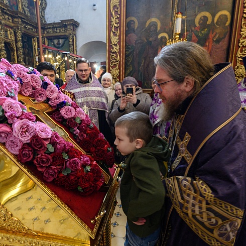 19 марта 2023 года, в Неделю Крестопоклонную, митрополит Псковский и Порховский Тихон совершил Божественную литургию в Свято-Троицком кафедральном соборе города Пскова