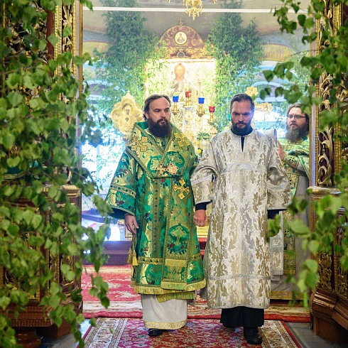 В День Святой Троицы митрополит Арсений возглавил престольное торжество в кафедральном соборе Псковской епархии