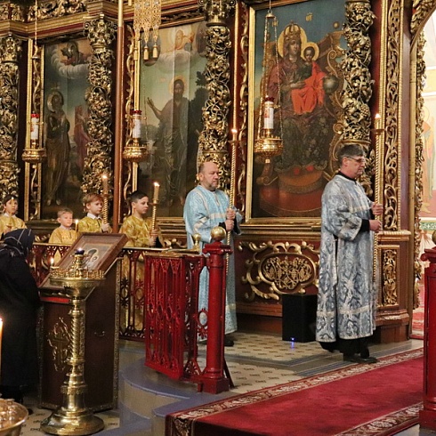 16 февраля, в воскресенье, Божественную литургию в Свято-Троицком кафедральном соборе г. Пскова совершил настоятель собора иеромонах Алексий (Годлевский)