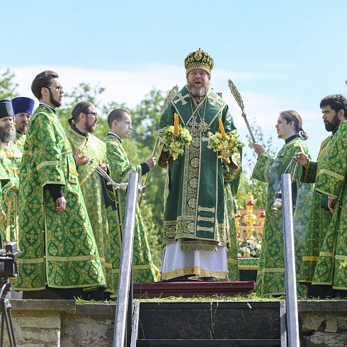 В праздник Святой Троицы митрополит Псковский и Порховский Тихон совершил Божественную литургию на месте Софийского собора Довмонтова города Псковского кремля. ФОТО. ВИДЕО