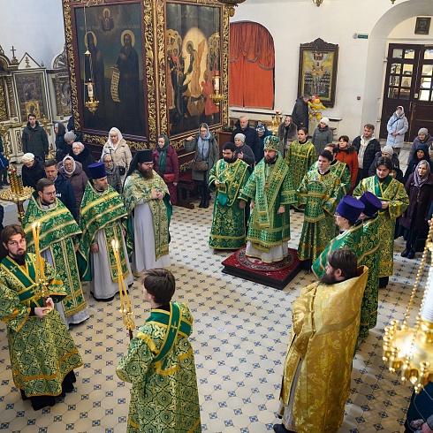 В день памяти блаженного Николая Псковского митрополит Арсений совершил Божественную Литургию в Свято-Троицком кафедральном соборе