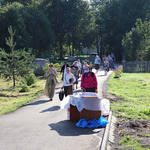 Торжественное богослужение состоялось в день памяти великомученика и целителя Пантелеимона на месте разрушенного  мужского монастыря. ФОТО