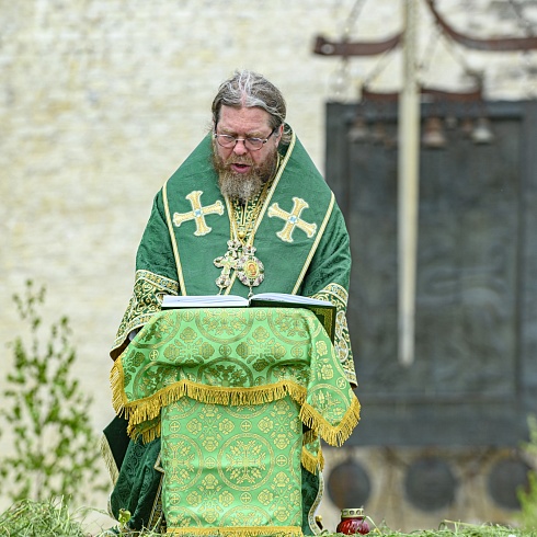 В праздник Святой Троицы митрополит Псковский и Порховский Тихон совершил Божественную литургию на месте Софийского собора Довмонтова города Псковского кремля. ФОТО. ВИДЕО