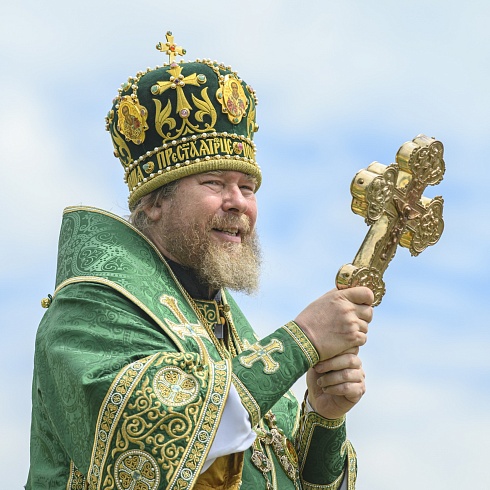 В праздник Святой Троицы митрополит Псковский и Порховский Тихон совершил Божественную литургию на месте Софийского собора Довмонтова города Псковского кремля. ФОТО. ВИДЕО