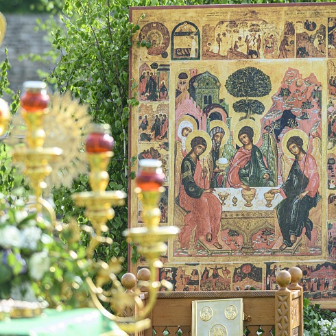 В праздник Святой Троицы митрополит Псковский и Порховский Тихон совершил Божественную литургию на месте Софийского собора Довмонтова города Псковского кремля. ФОТО. ВИДЕО