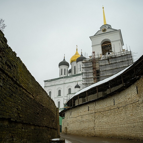 Литургию Преждеосвященных Даров совершил митрополит Псковский и Порховский Арсений в Свято-Троицком кафедральном соборе города Пскова