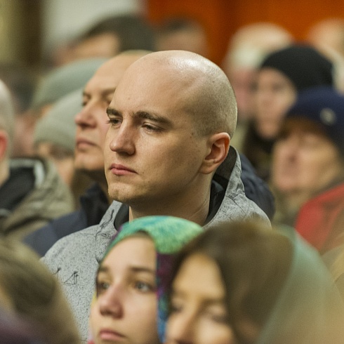 В ночь с 6 на 7 января 2020 года, в праздник Рождества Христова, митрополит Псковский и Порховский Тихон совершил Божественную Литургию в Свято-Троицком кафедральном соборе города Пскова