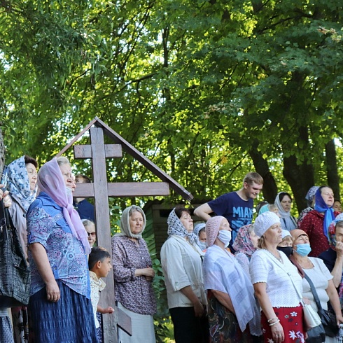 Торжественное богослужение состоялось в день памяти великомученика и целителя Пантелеимона на месте разрушенного  мужского монастыря. ФОТО