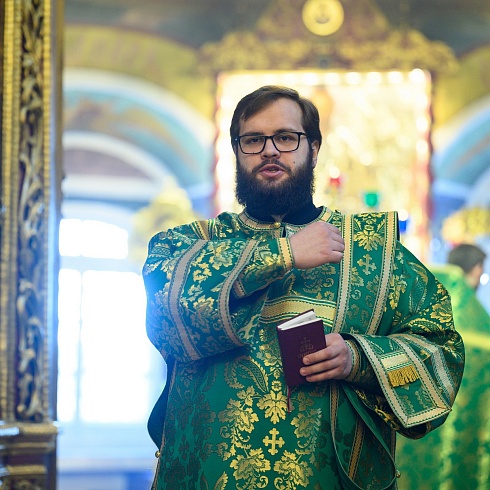В день памяти блаженного Николая Псковского митрополит Арсений совершил Божественную Литургию в Свято-Троицком кафедральном соборе