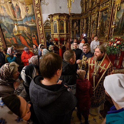 Торжественное богослужение состоялось в Пасхальную ночь в Троицком соборе Псковского кремля