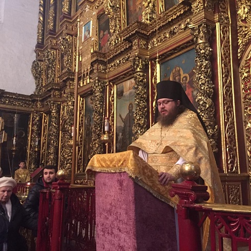  Сотни верующих посетили сегодня Воскресное Богослужение, чтоб помолиться за литургией и приложиться к чудотворному образу Пресвятой Богородицы "Благоуханный цвет"