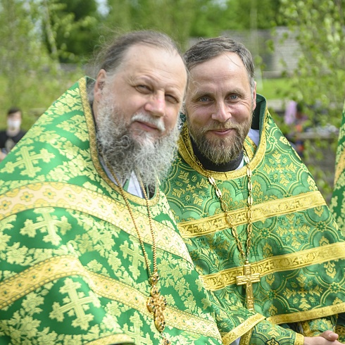 В праздник Святой Троицы митрополит Псковский и Порховский Тихон совершил Божественную литургию на месте Софийского собора Довмонтова города Псковского кремля. ФОТО. ВИДЕО