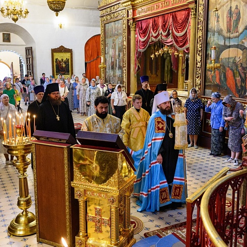 В день празднования памяти Всех святых митрополит Арсений совершил Божественную Литургию в Свято-Троицком кафедральном соборе