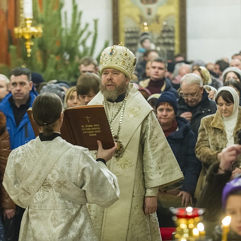 В ночь с 6 на 7 января 2020 года, в праздник Рождества Христова, митрополит Псковский и Порховский Тихон совершил Божественную Литургию в Свято-Троицком кафедральном соборе города Пскова