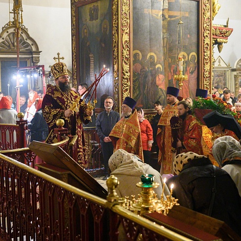 В праздник Светлого Христова Воскресения митрополит Матфей совершил Пасхальное богослужение в Троицком соборе города Пскова