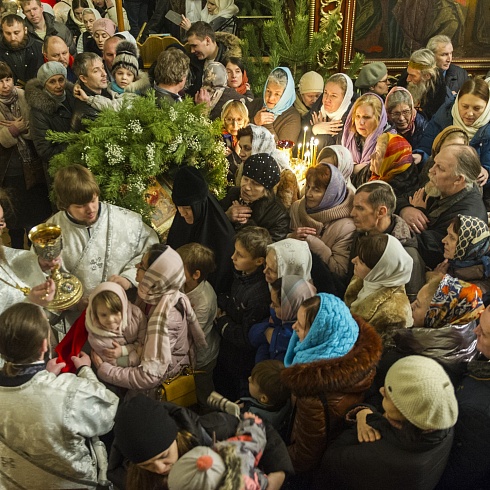 В ночь с 6 на 7 января 2020 года, в праздник Рождества Христова, митрополит Псковский и Порховский Тихон совершил Божественную Литургию в Свято-Троицком кафедральном соборе города Пскова