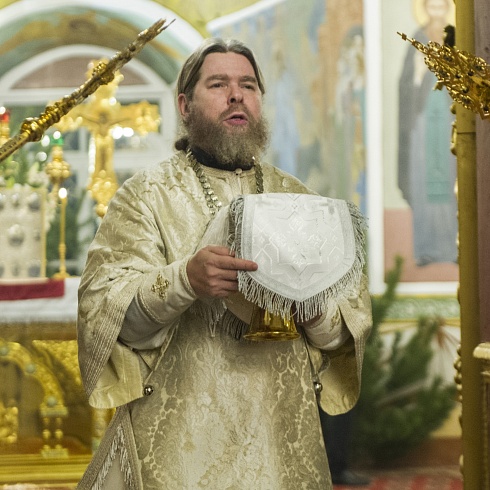 В ночь с 6 на 7 января 2020 года, в праздник Рождества Христова, митрополит Псковский и Порховский Тихон совершил Божественную Литургию в Свято-Троицком кафедральном соборе города Пскова