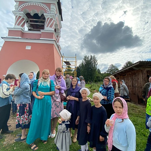 Престольный праздник молитвенно отметили на подворье Свято-Троицкого кафедрального собора, что на территории бывшего Свято-Пантелеимонова монастыря