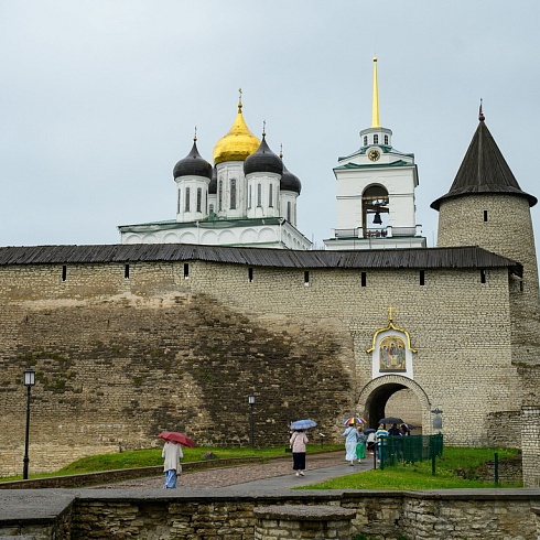 В День Святой Троицы митрополит Арсений возглавил престольное торжество в кафедральном соборе Псковской епархии