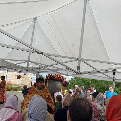 Престольный праздник молитвенно отметили на подворье Свято-Троицкого кафедрального собора, что на территории бывшего Свято-Пантелеимонова монастыря