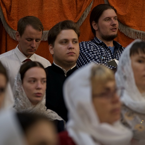 «Петь единым сердцем»: в Троицком соборе Псковской епархии прошла служба с участием сводного хора, в состав которого вошли около 300 певчих из России и Белоруссии