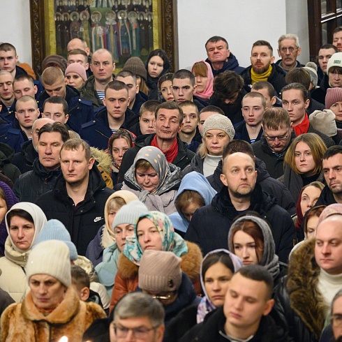 В Рождественскую ночь митрополит Матфей возглавил праздничное богослужение в Свято-Троицком кафедральном соборе города Пскова