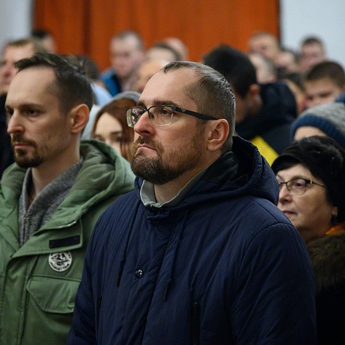В Рождественскую ночь митрополит Матфей возглавил праздничное богослужение в Свято-Троицком кафедральном соборе города Пскова