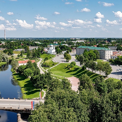 Летний Псков с высоты колокольни Троицкого собора. ФОТО