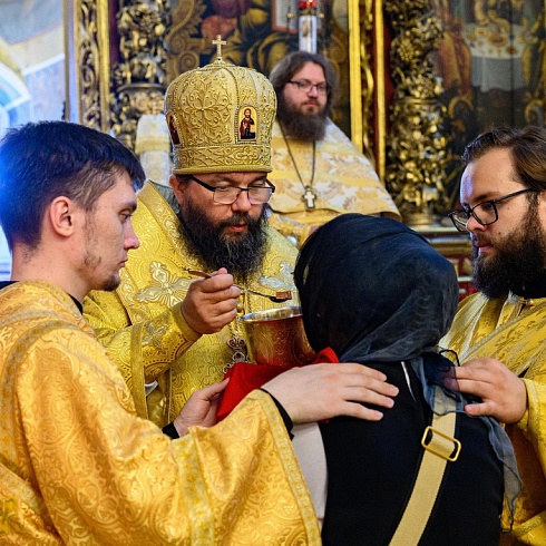 В день празднования памяти Всех святых митрополит Арсений совершил Божественную Литургию в Свято-Троицком кафедральном соборе