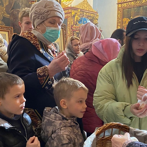 Очень трогательно и радостно видеть на службе малышей
