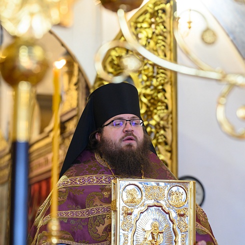 В Крестопоклонную Неделю Великого поста митрополит Тихон совершил Литургию в Свято-Троицком кафедральном соборе