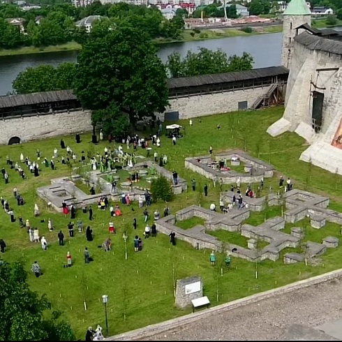 В праздник Святой Троицы митрополит Псковский и Порховский Тихон совершил Божественную литургию на месте Софийского собора Довмонтова города Псковского кремля. ФОТО. ВИДЕО