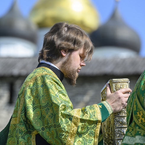 В праздник Святой Троицы митрополит Псковский и Порховский Тихон совершил Божественную литургию на месте Софийского собора Довмонтова города Псковского кремля. ФОТО. ВИДЕО