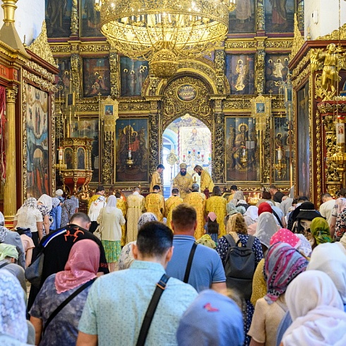 В день празднования памяти Всех святых митрополит Арсений совершил Божественную Литургию в Свято-Троицком кафедральном соборе