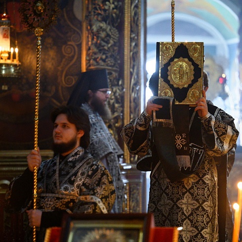 Литургию Преждеосвященных Даров совершил митрополит Псковский и Порховский Арсений в Свято-Троицком кафедральном соборе города Пскова