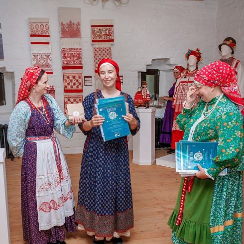 I-й Межрегиональный семейный фольклорный фестиваль "Без корней и трава не растёт" прошел 7 июля на территории Свято-Троицкого кафедрального собора Псковского Кремля